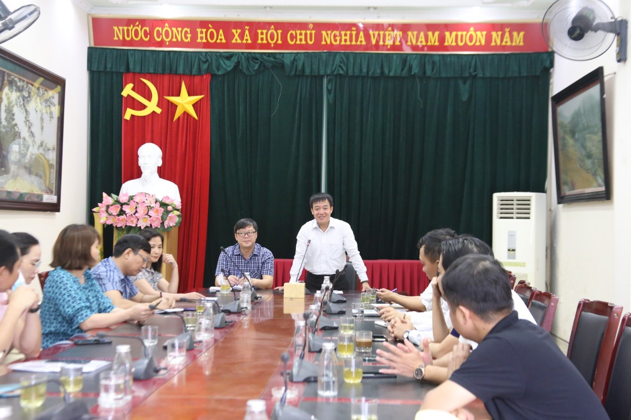 Phó Chủ tịch UBND thị xã Sơn Tây Lê Đại Thăng chia sẻ thông tin với các cơ quan báo chí